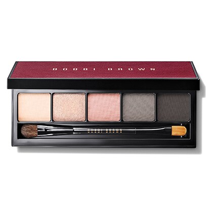 ЗНАЕТЕ ЛИ ВЫ? Bobbi Brown is a firm favourite among Hollywood stars. Kylie Jenner is a big fan of setting her make-up in place with Bobbi Brown Sheer Finished Pressed Powder, while Michelle Obama, Kate Middleton and Meryl Streep also turn to the brand for all of their beauty needs.